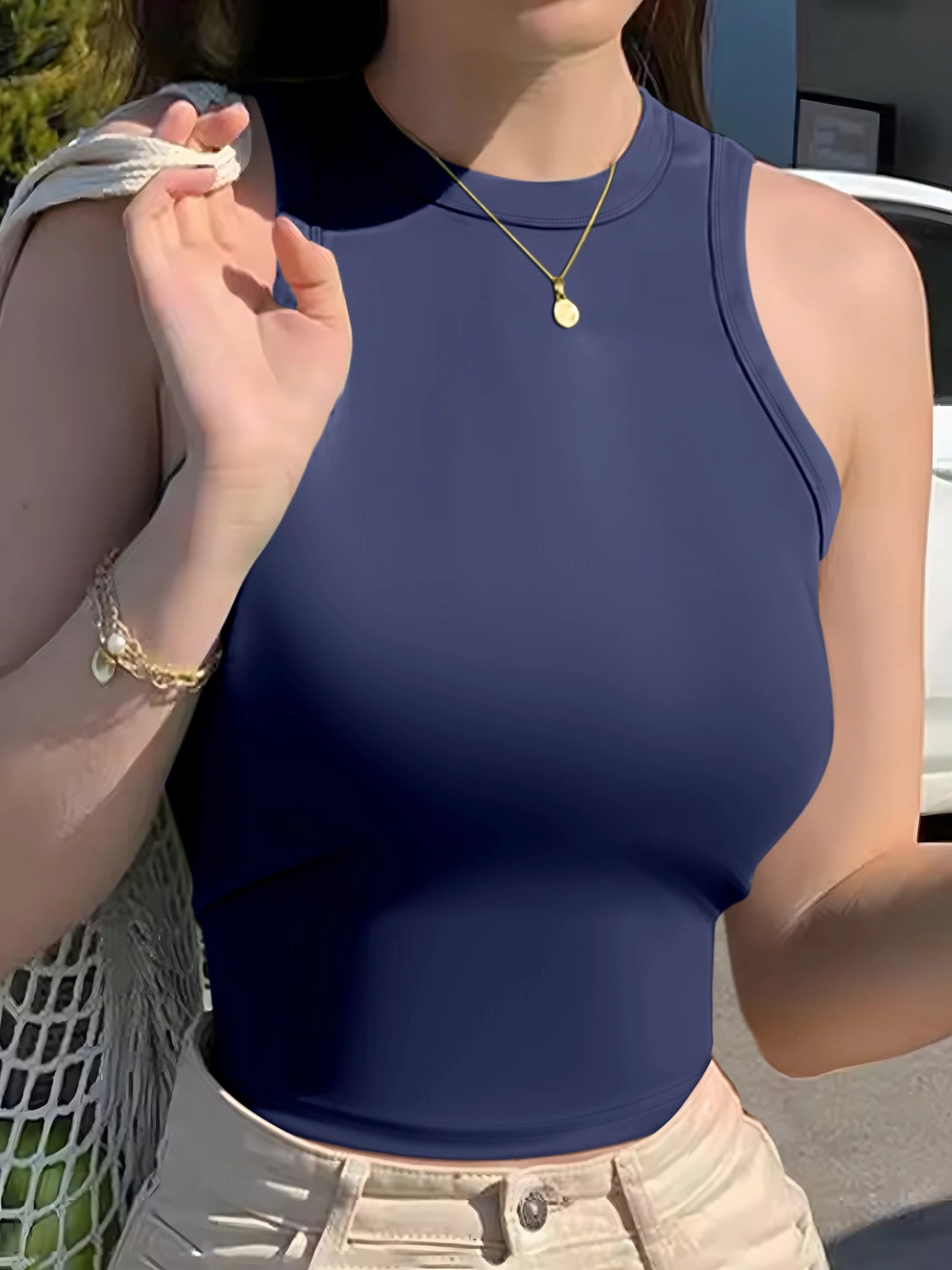 Women's sleeveless solid-color camisole, with minimalist aesthetics, suitable for daily commuting and everyday wear. A touch of