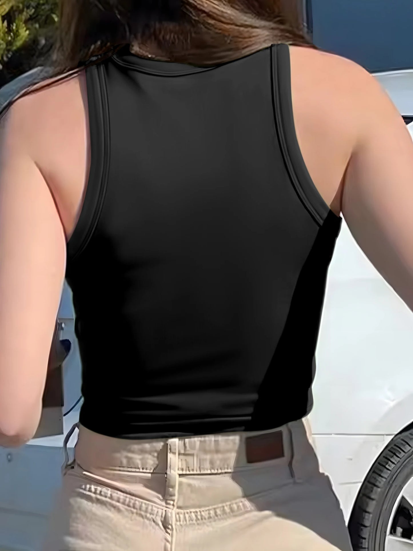Women's sleeveless solid-color camisole, with minimalist aesthetics, suitable for daily commuting and everyday wear. A touch of