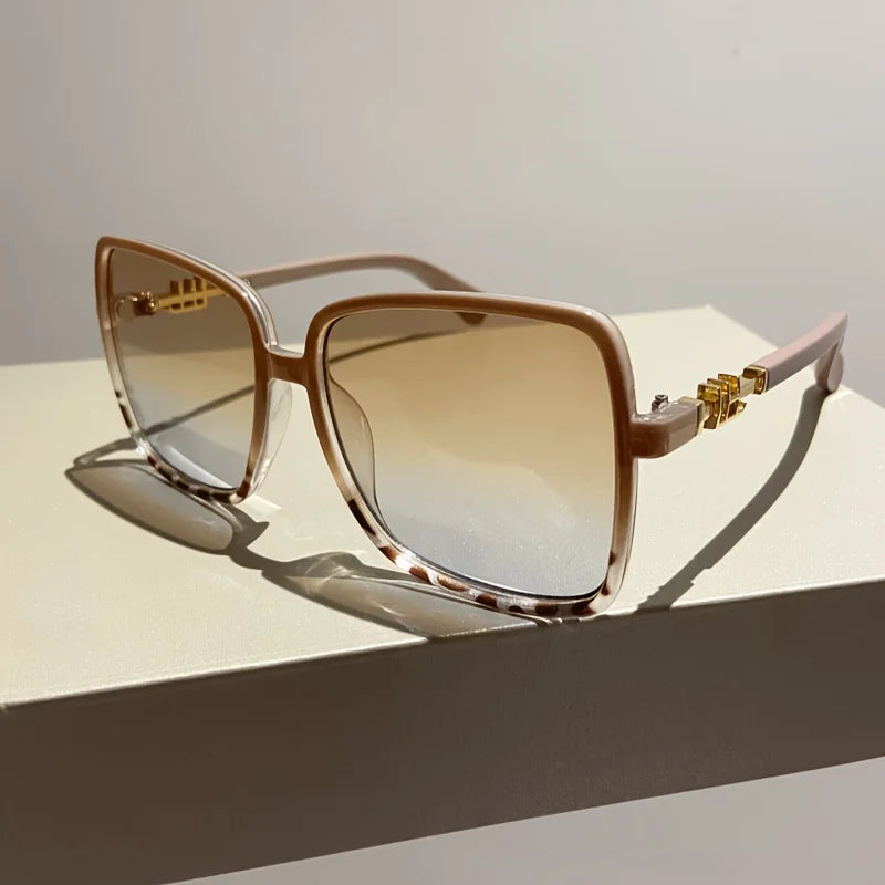Retro Two-Tone Fashion Sunglasses - Lightweight Design, Oversized Blue & Red Frame, Gradient Lens, Ideal for Beach Travel