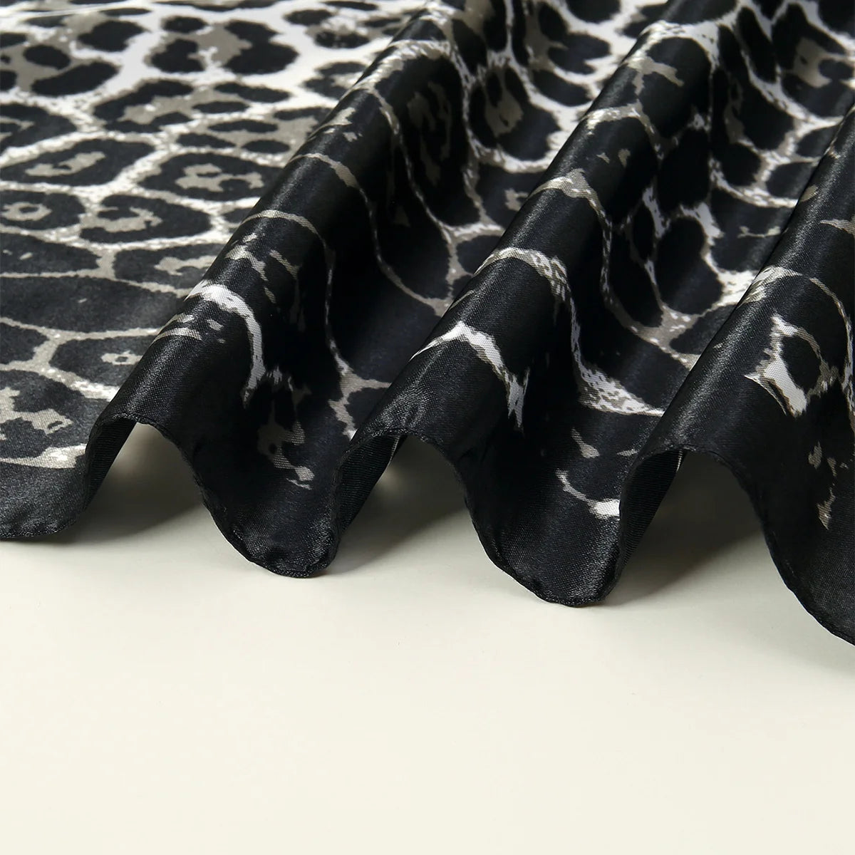90*90cm Satin Square Scarf Women Leopard Print Shawl Hair Wrap Silk Feeling Satin Neckerchief Hair Band Classics Leopard Bandana