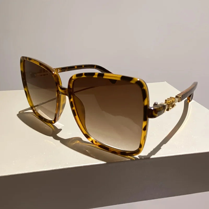Retro Two-Tone Fashion Sunglasses - Lightweight Design, Oversized Blue & Red Frame, Gradient Lens, Ideal for Beach Travel