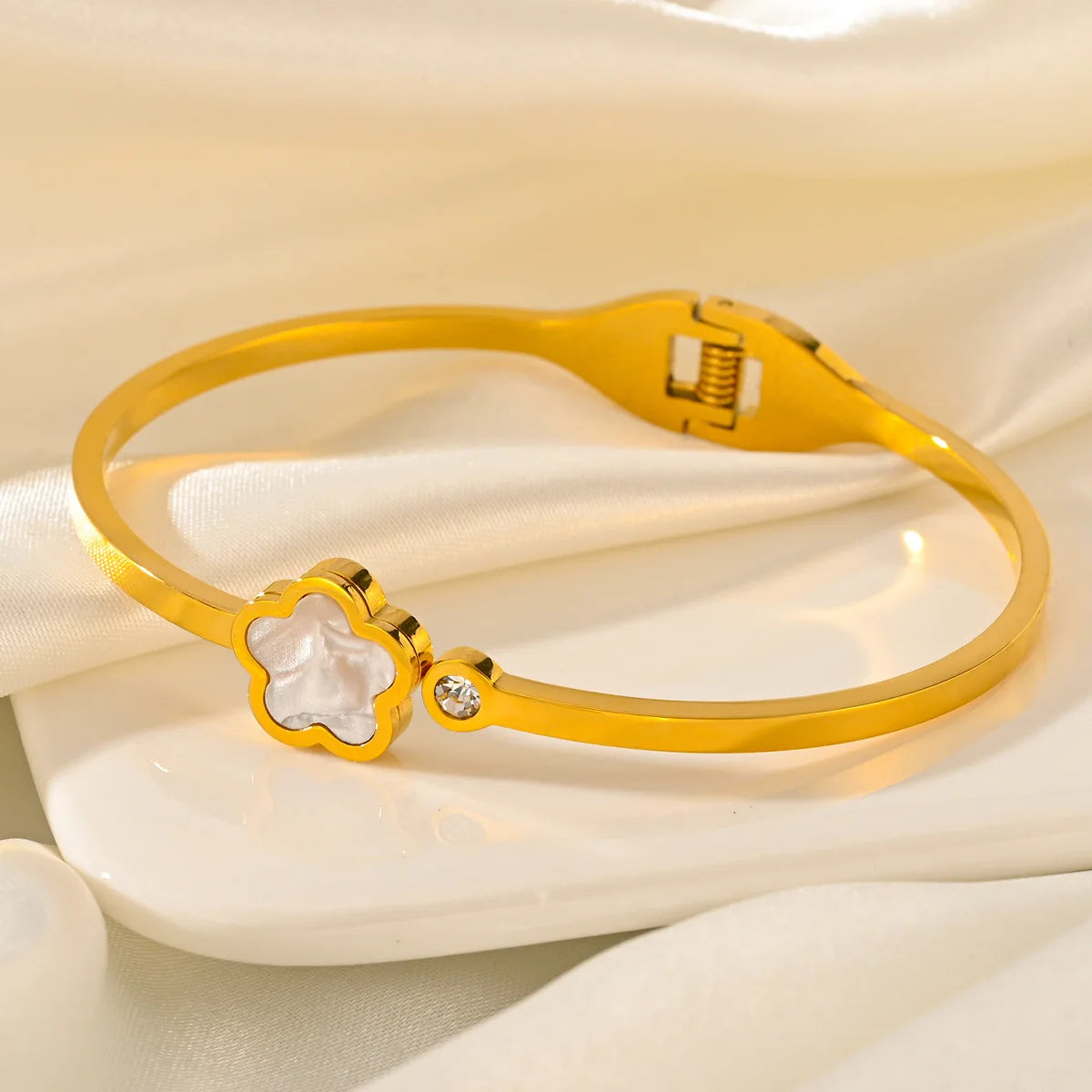 New Stainless Steel Five Leaf Flower Cuff Bracelet for Woman Fashion Gold Plated No Fade Bangle Party Jewelry Accessories Clover