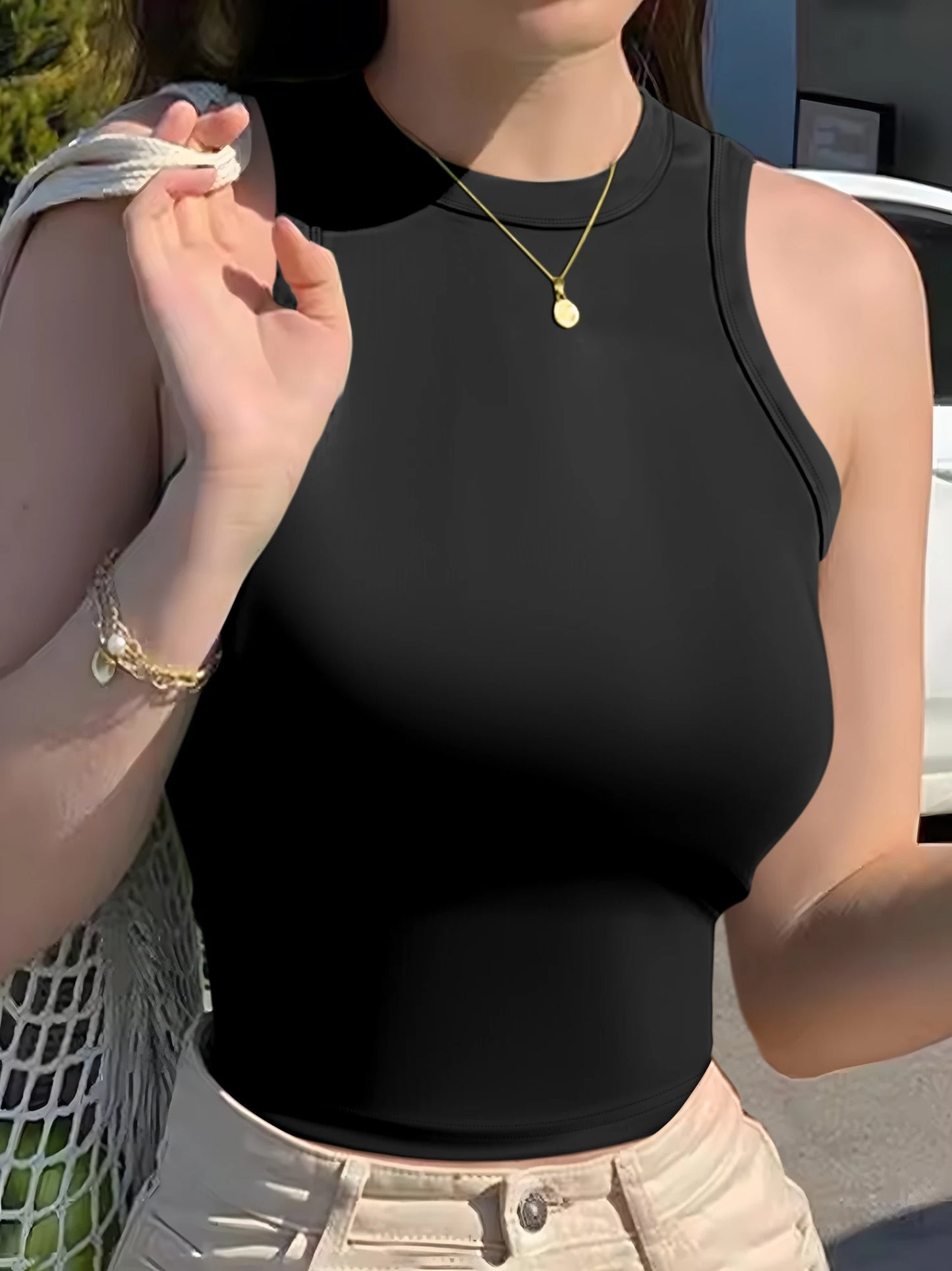 Women's sleeveless solid-color camisole, with minimalist aesthetics, suitable for daily commuting and everyday wear. A touch of