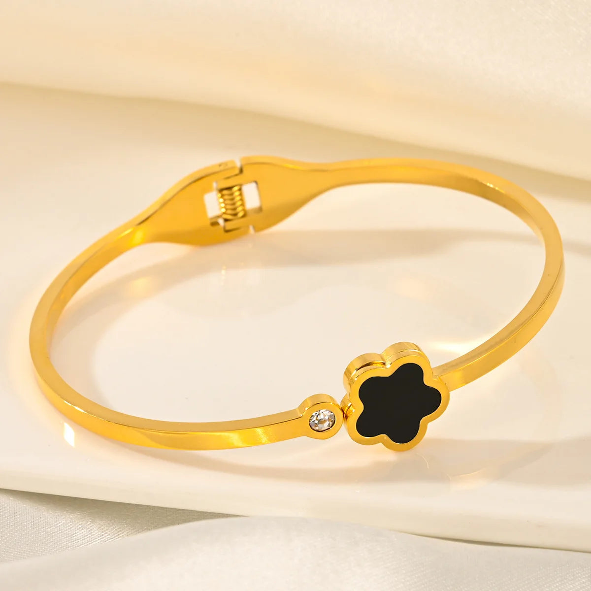 New Stainless Steel Five Leaf Flower Cuff Bracelet for Woman Fashion Gold Plated No Fade Bangle Party Jewelry Accessories Clover