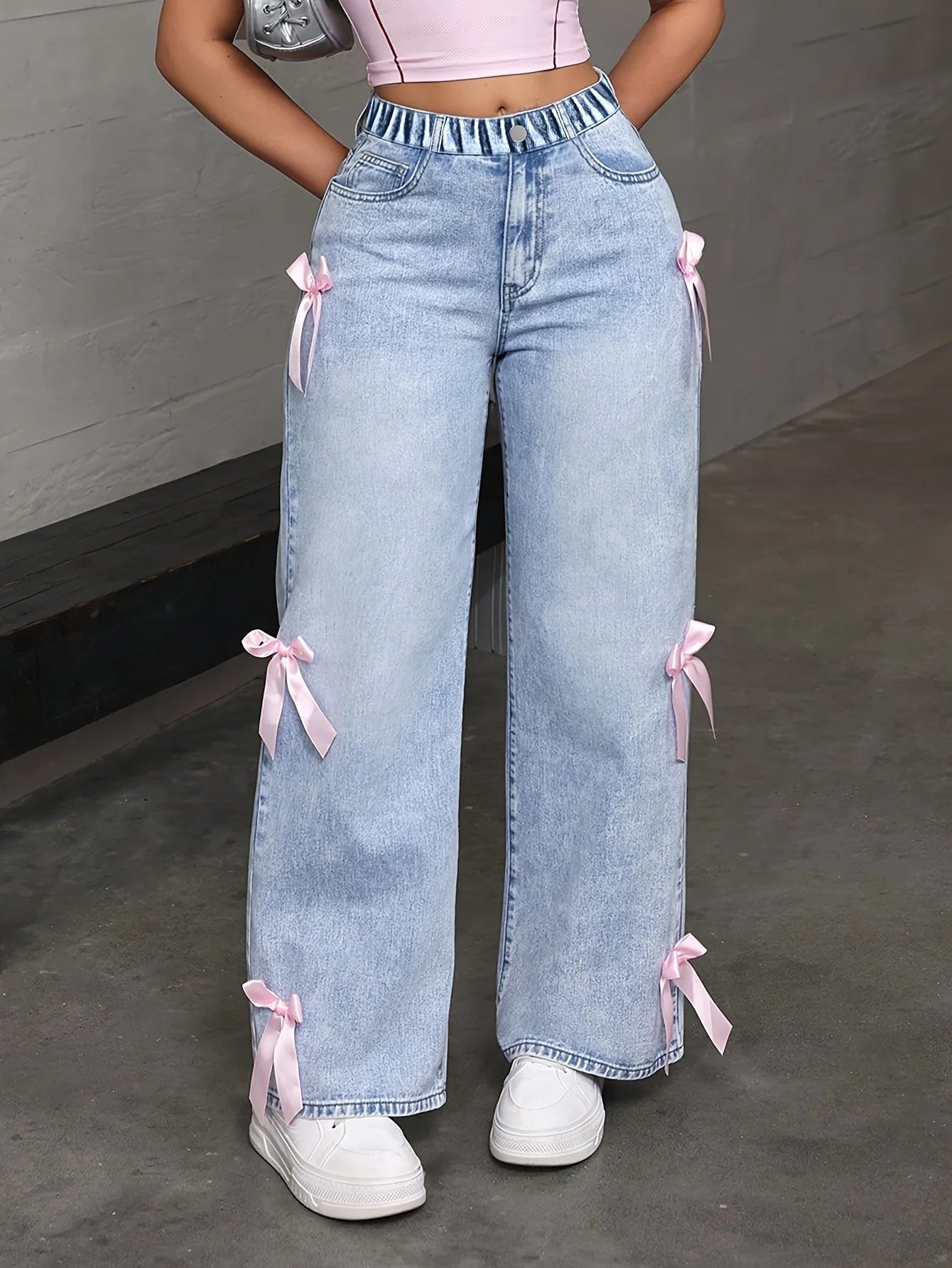 Teenage girl's Y2K loose straight wide jeans, with a pink bow pattern on the side, for street dance performances.