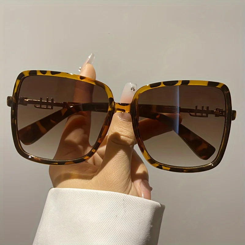 Retro Two-Tone Fashion Sunglasses - Lightweight Design, Oversized Blue & Red Frame, Gradient Lens, Ideal for Beach Travel