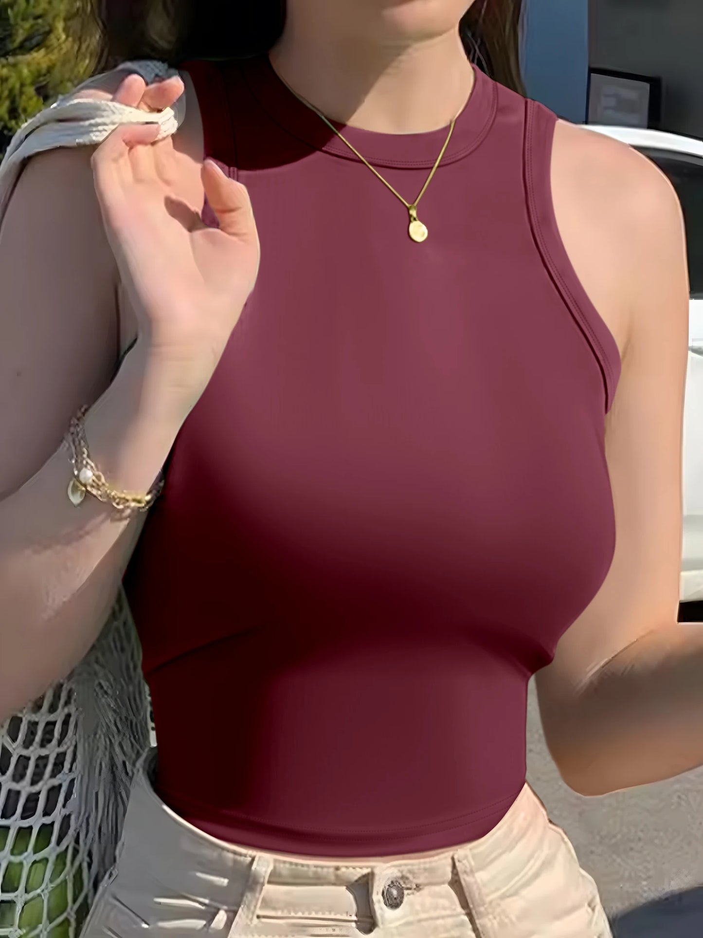 Women's sleeveless solid-color camisole, with minimalist aesthetics, suitable for daily commuting and everyday wear. A touch of